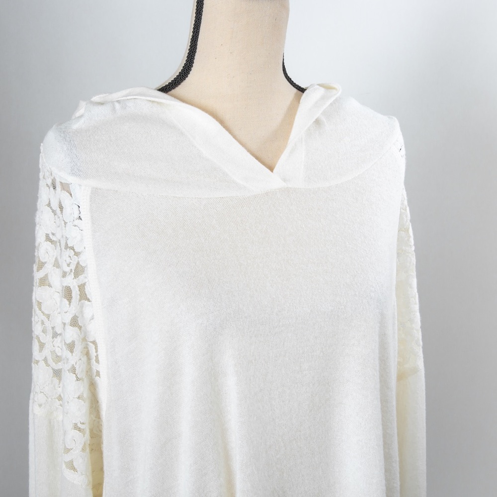 Ivory lace accent lightweight casual pullover with hood size 22/24 by C Est 1946
